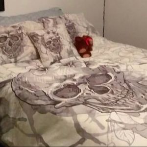 Queen duvet cover set *Sold*